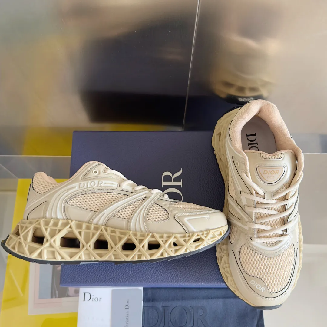 【DIOR】P:800💰 Men's 39-44. (Male 45.46 custom-made) Dior kawa Dior joint 2025ss casual sports shoes‼ ️ Reinterpret running shoes with dior’s haute couture style. b35 is made of fine-textured leather and mesh fabric materials. It can be worn in all seasons, is comfortable and breathable, and has many lines on the shoe body to outline details. It has a full retro three-dimensional feel and can create a casual look all year round!